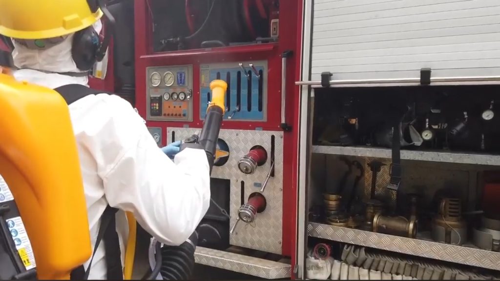 Trabalhador da Truly Nolen atua em veículo do Corpo de Bombeiros