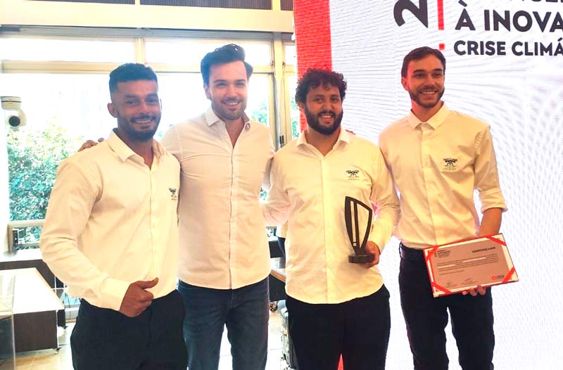 Integrantes da Green Growth posam para foto