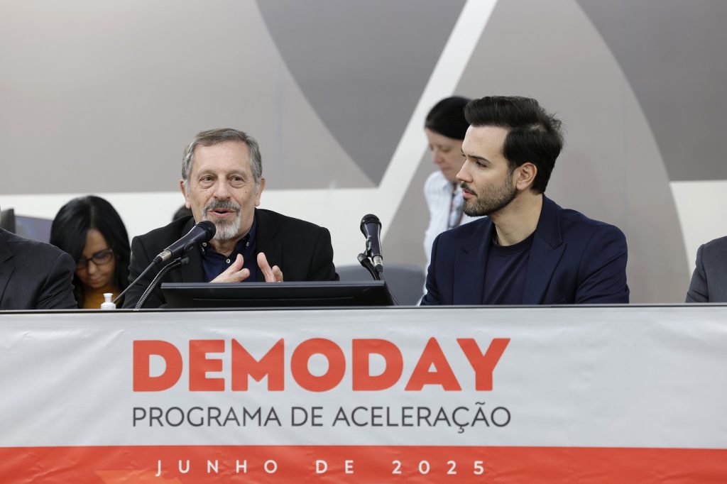 Marco Crocco fala durante o Demoday, evento de encerramento do Prêmio ALMG