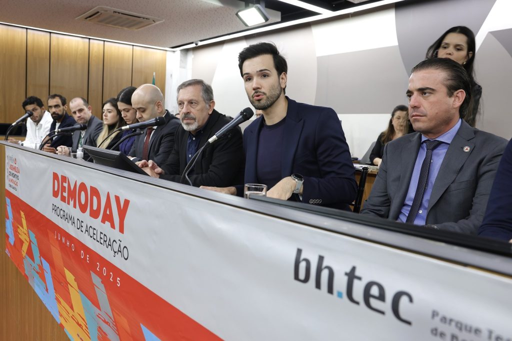 Mesa de palestrantes no Demoday, na Assembleia de Minas