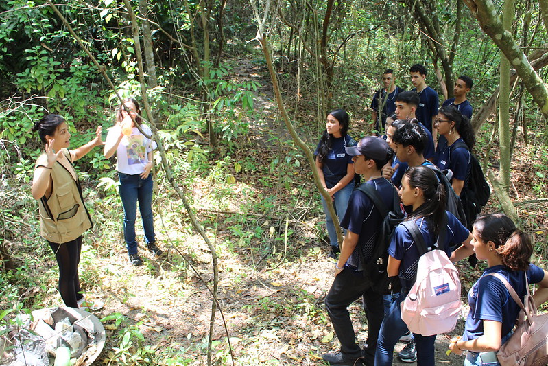 Alunos fazem trilha durante EcoParque