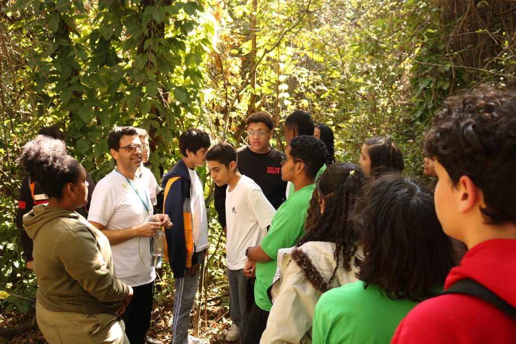 Alunos fazem trilha durante ação do Nautilus