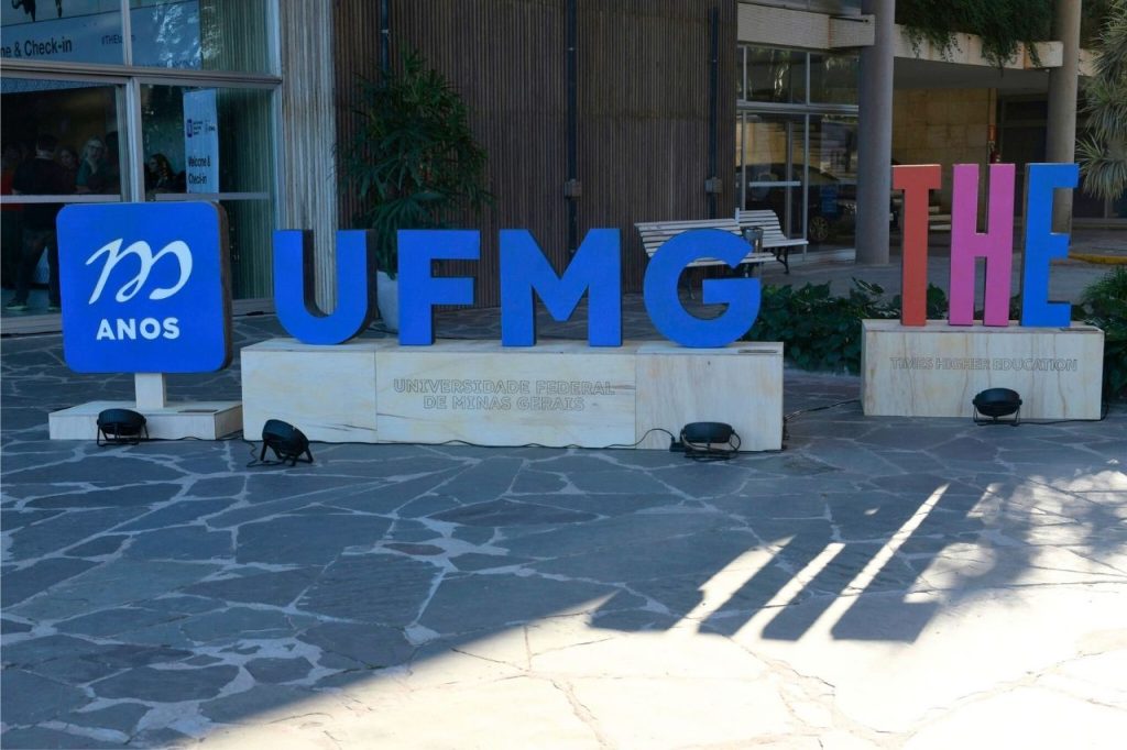 Letreiros da UFMG e do THE no Latin America Universities Summit