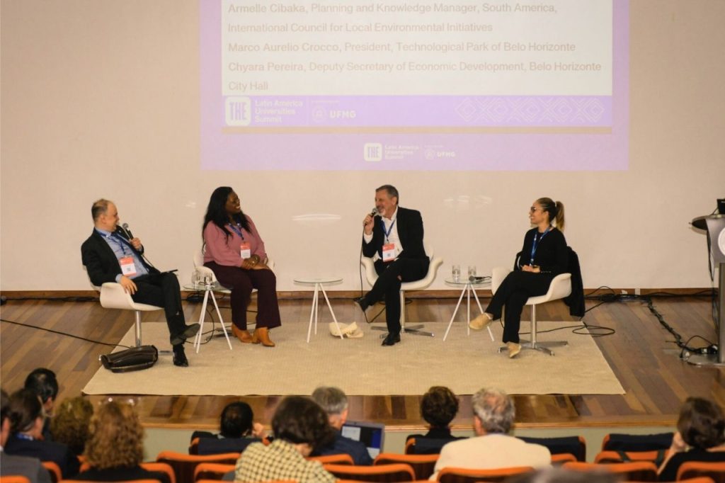 Marco Crocco fala e é observado em mesa do Latin America Universities Summit