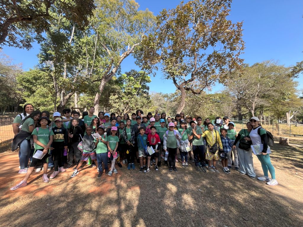 Crianças e jovens atendidos pela Avenue Hope posam para a foto em um parque