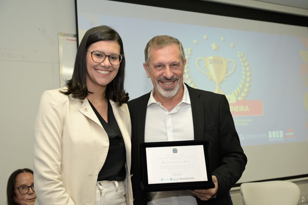 Marco Crocco recebe o prêmio de Personalidade Econômica do Ano da presidente do Corecon-MG