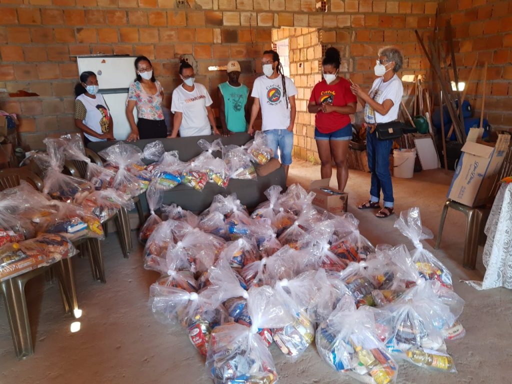 Pessoas recebem alimentos após ação da Acelera ESG