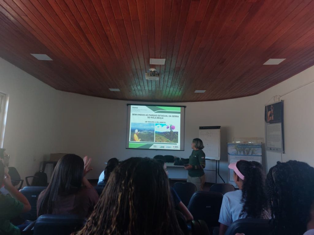 estudantes aprendendo na Serra do Rola Moça