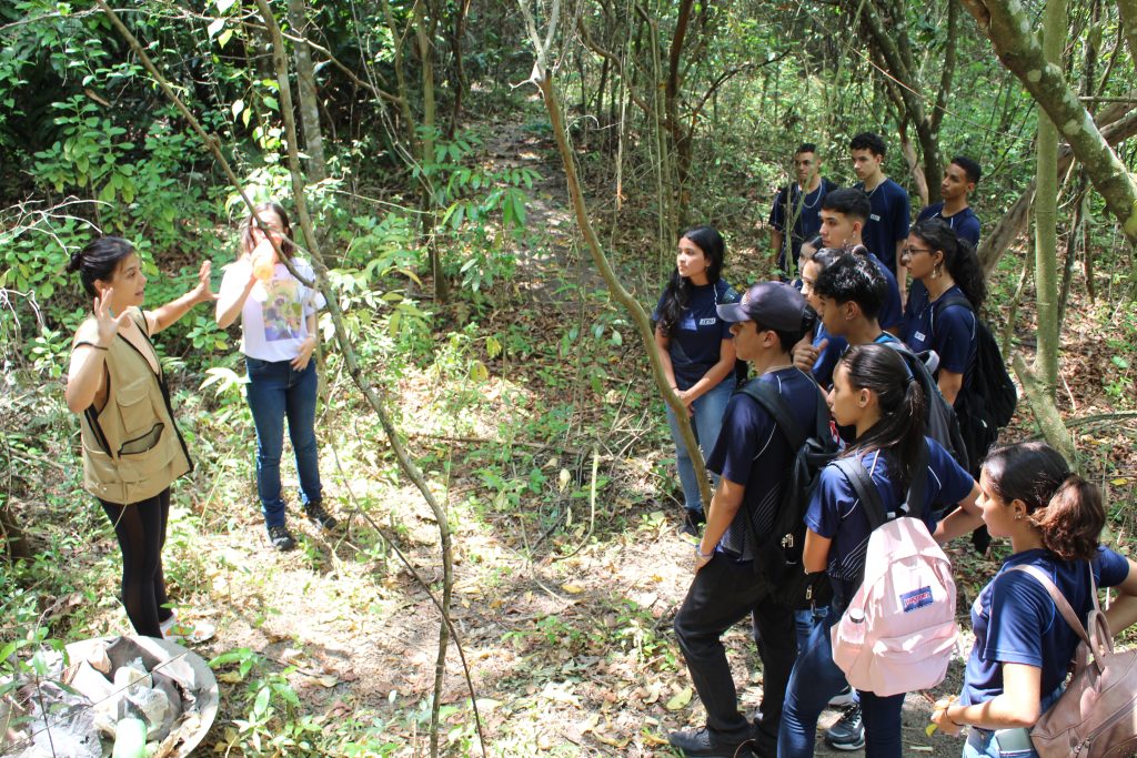 Estudantes em trilha durante EcoParque