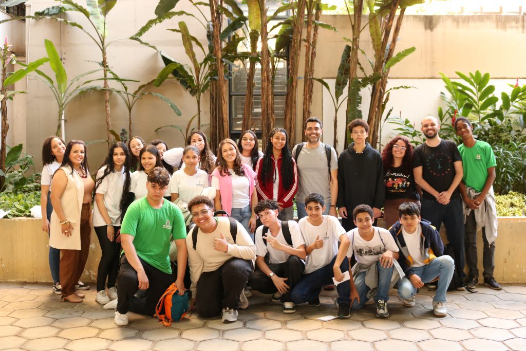Alunos posam para foto