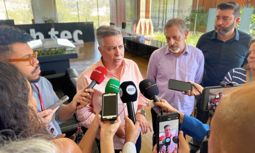 Alvaro Damião e Marco Crocco atendem à imprensa