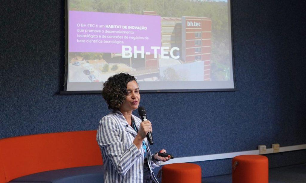 Camila Viana fala ao microfone em evento no auditório do BH-TEC