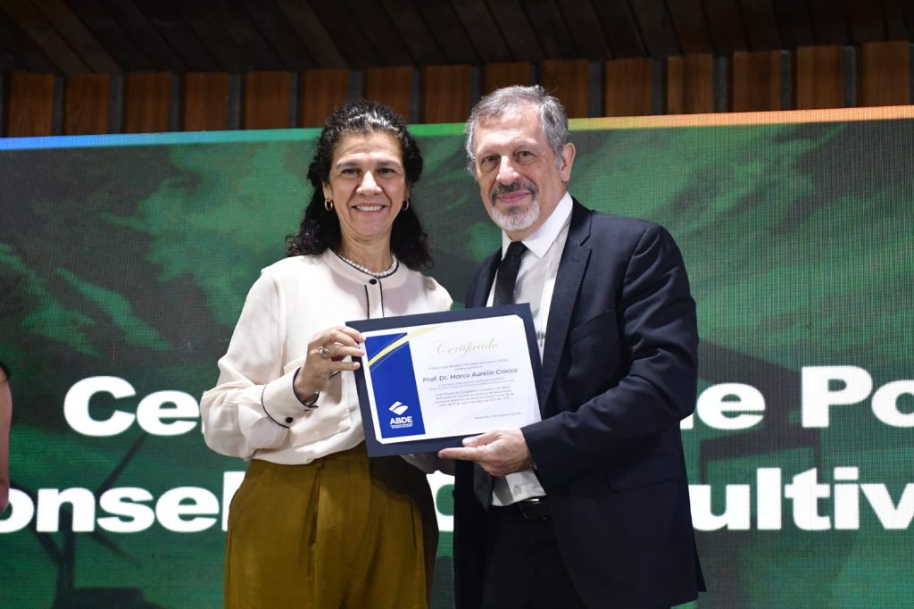 Marco Crocco recebe o certificado da presidenta da ABDE, Maria Fernanda Coelho 