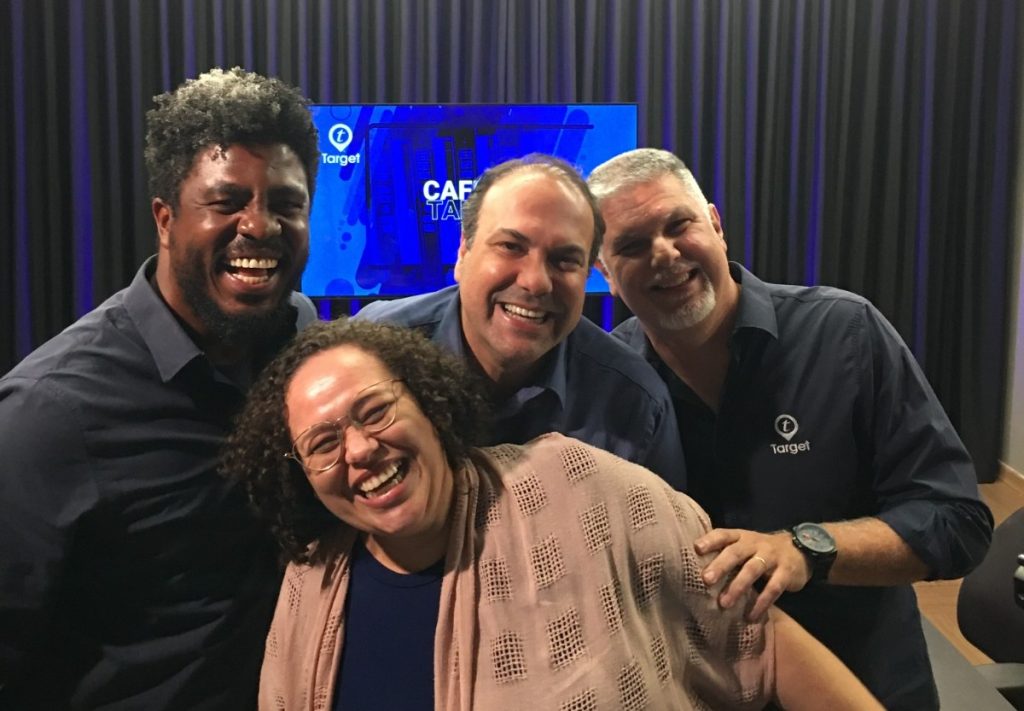 Membros da Target Multimídia em estúdio para apresentar o podcast Café da Target