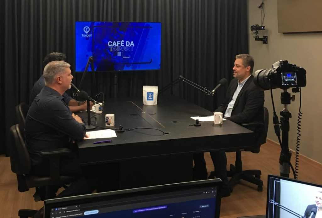 Membros da Target Multimídia apresentam o podcast café da target