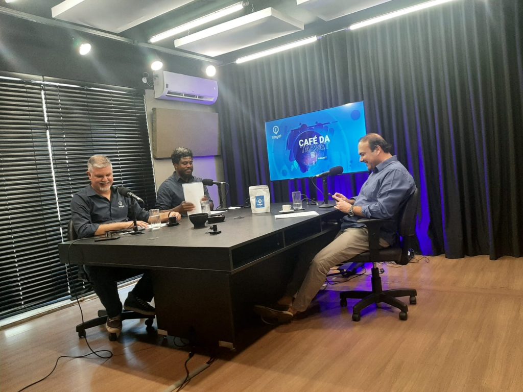 Membros da Target Multimídia em estúdio para apresentar o podcast Café da Target