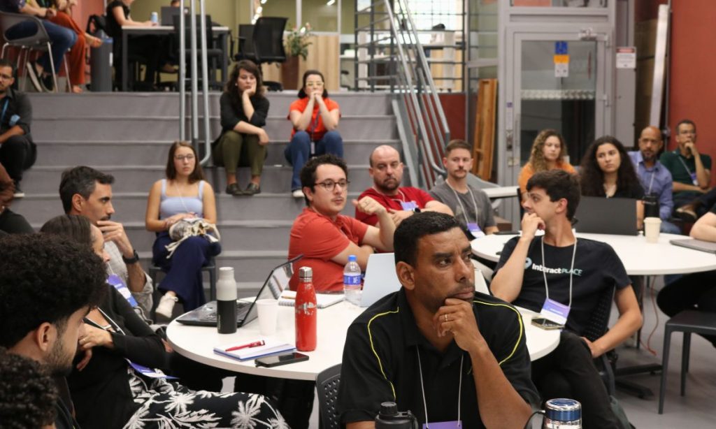 Participantes do Conexões observam apresentação