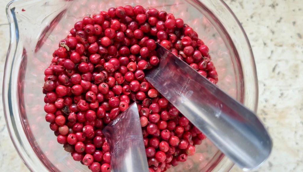 Sementes de aroeira em um utensílio de vidro