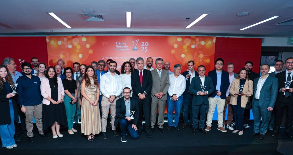 Vencedores da etapa Sudeste do Prêmio Finep de Inovação posam para foto