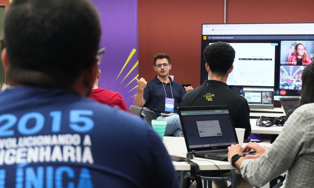 Victor Lélis, da Localiza, dá palestra para participantes do Conexões