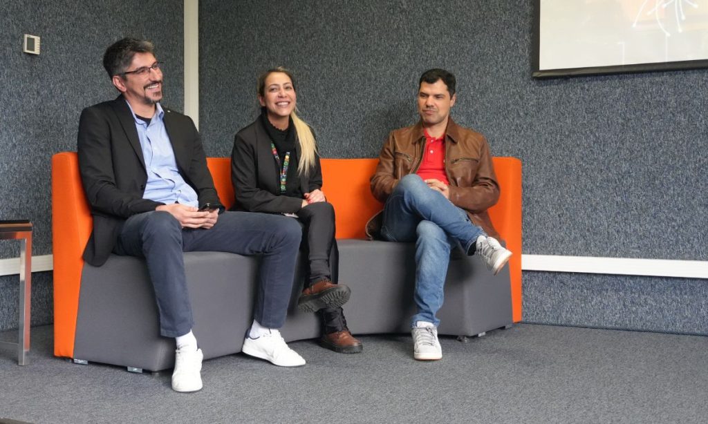 Palestrantes que contaram como aconteceu a incorporação de suas empresas. Filipe Reis, Andressa Martins e Luis Felipe Barros, da esquerda para direita.