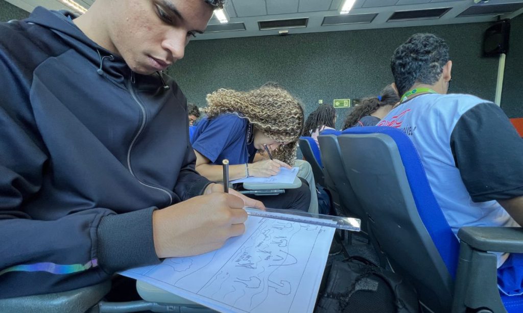 Estudante da rede pública em prática de desenho