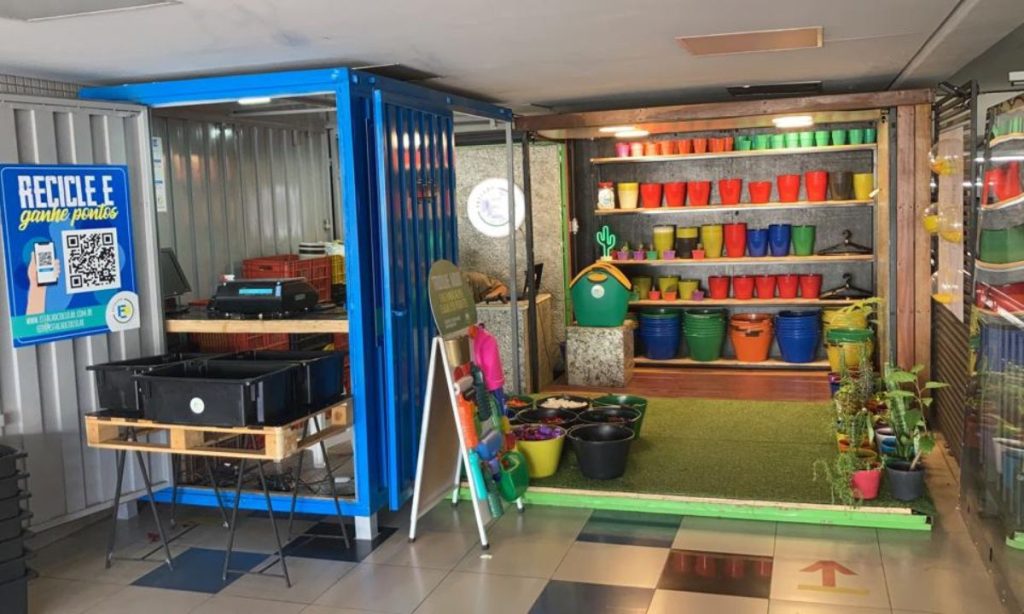 Interior de uma Estação Circular. Nesse espaço é realizada a troca dos materiais por produtos.