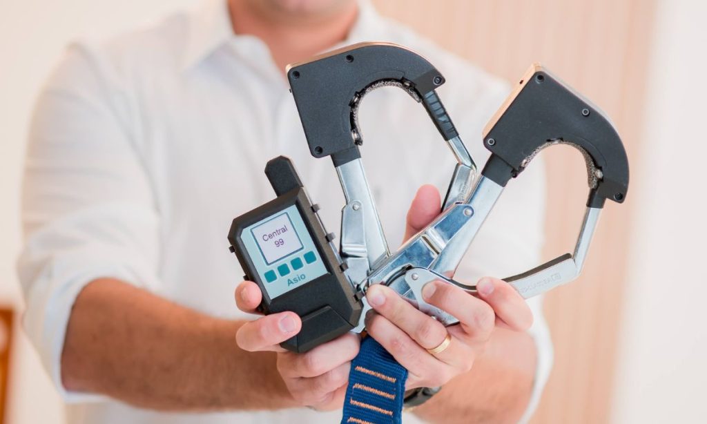 Gancho e sensor Hamo. O sensor alerta caso o operador não fechar o gancho de maneira correta, evitando acidentes