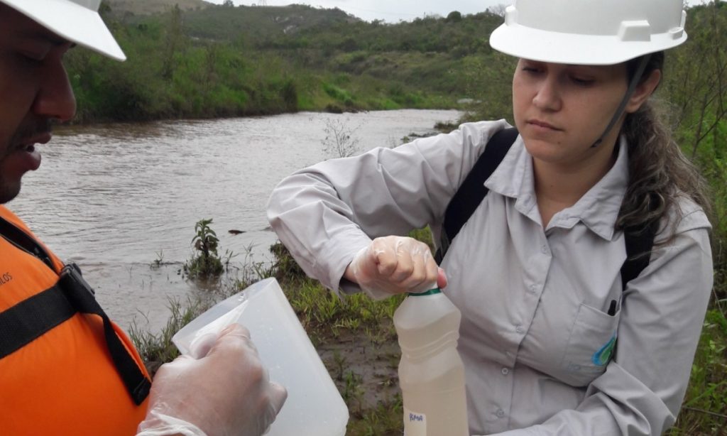 Sócia Denise Davini realizando análise da água em trabalho de campo