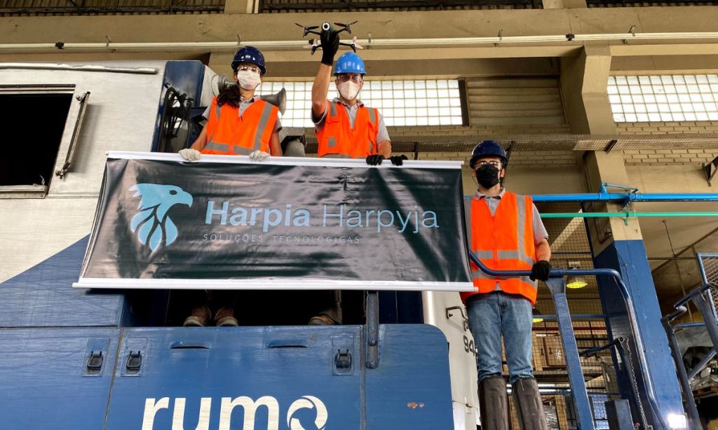 João e Ana foram vencedores do programa da Rumo, com a inovadora estratégia de segurança ferria que utiliza drones para antecipar e avisar se há objetos bloqueando a passagem de nível