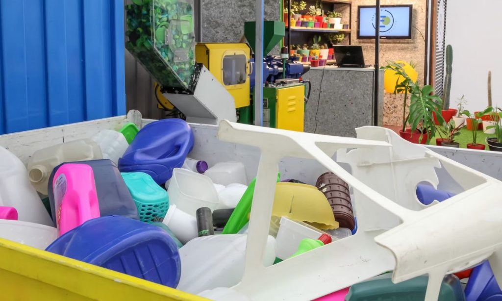 Resíduos pós consumos armazenados para reciclagem.