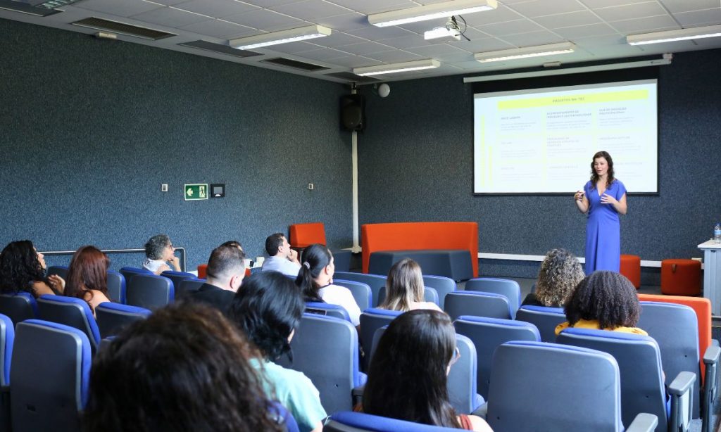 Ana Canhestro dá palestra para estudantes de pós de Montes Claros