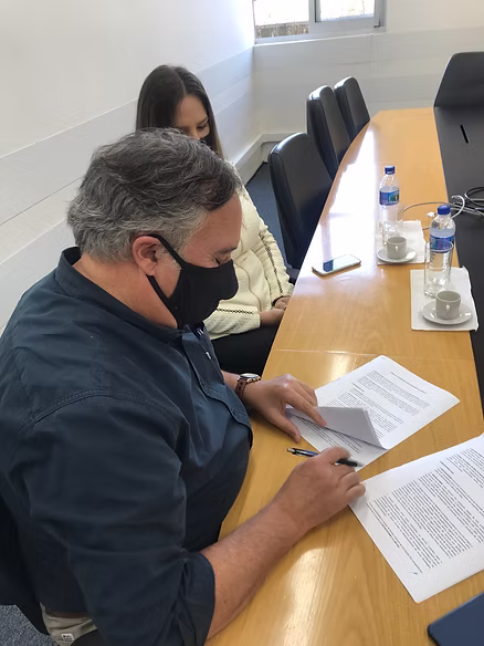 CEO da Biotechtown assinando contrato