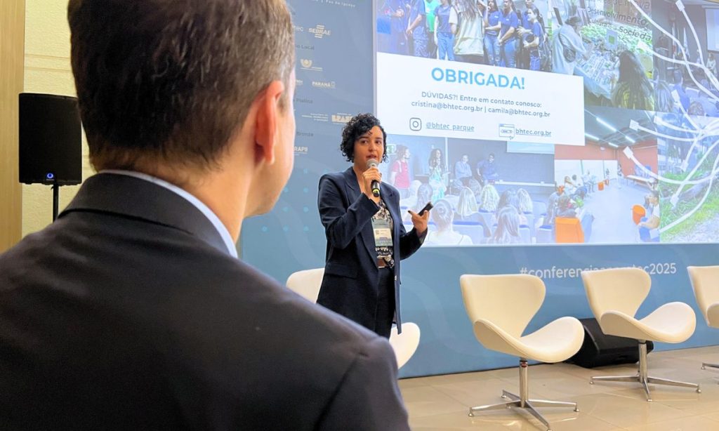 Camila Viana responde à pergunta de homem durante a Conferência Anprotec 2025