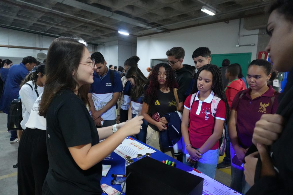 Fernanda Gandra, da ACS Chapter, mostra seu experimento aos alunos
