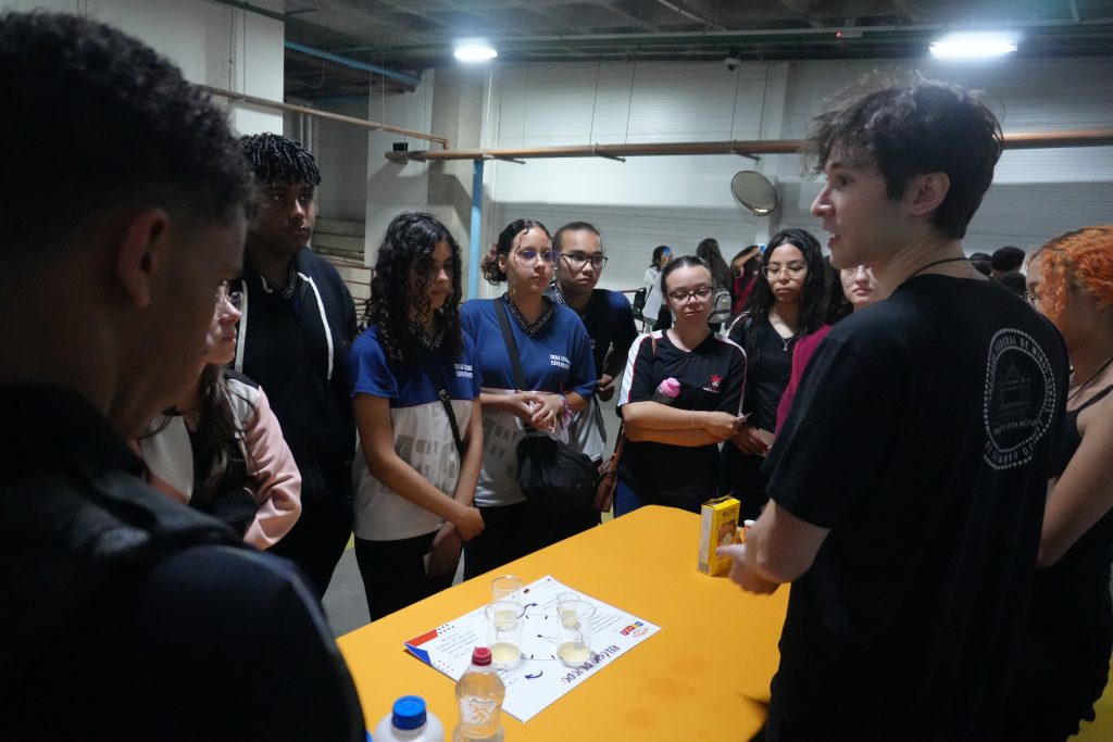Douglas Paiva, da ACS Chapter, mostra um experimento aos alunos