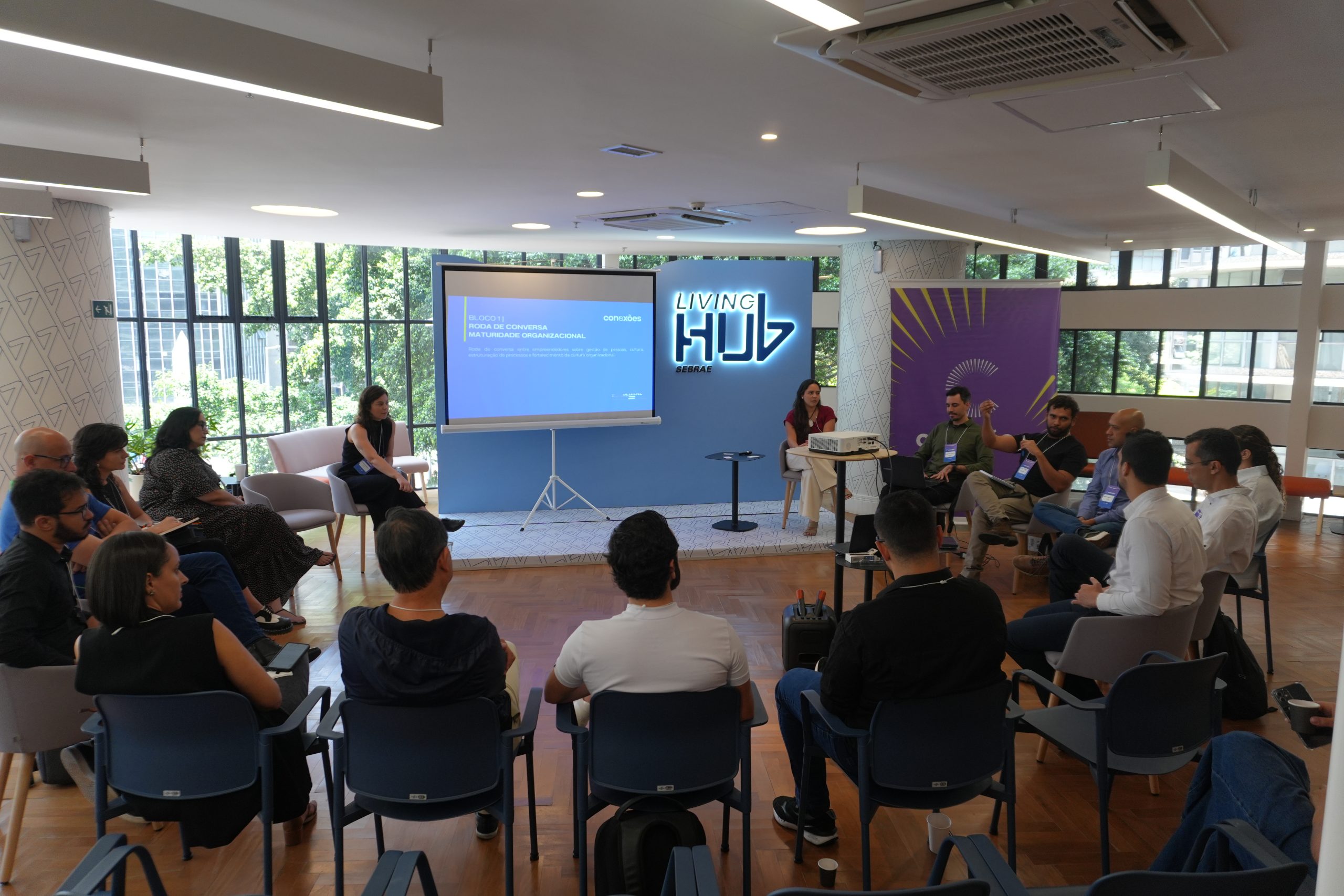 Participantes do programa Conexões 2025 em roda no p7 criativo