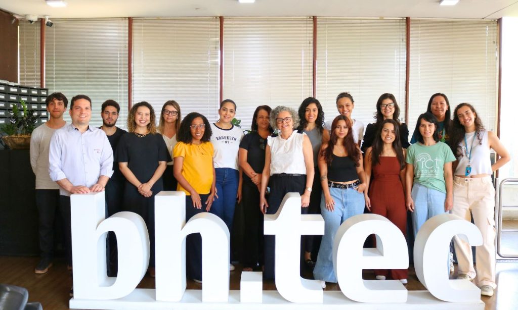 Estudantes de pós de Montes Claros posam para foto em frente ao letreiro do BH-TEC