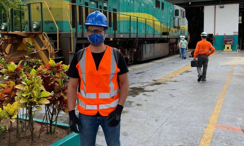 João em frente a uma locomotiva