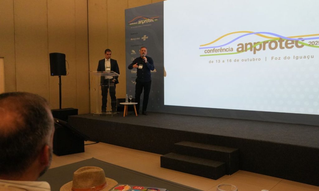 Marco Crocco é observado durante apresentação na Conferência Anprotec
