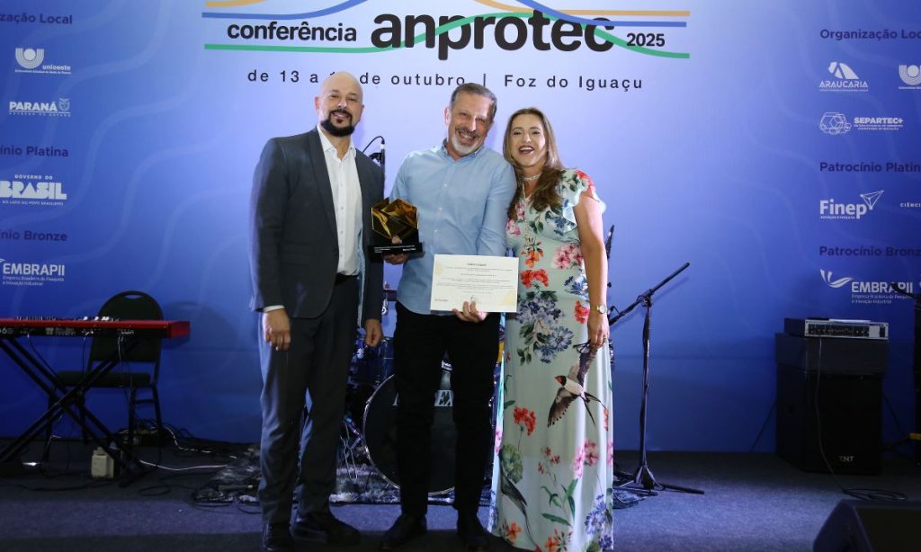 Marco Crocco recebe o prêmio pelo BH-TEC das mãos de Adriana Faria