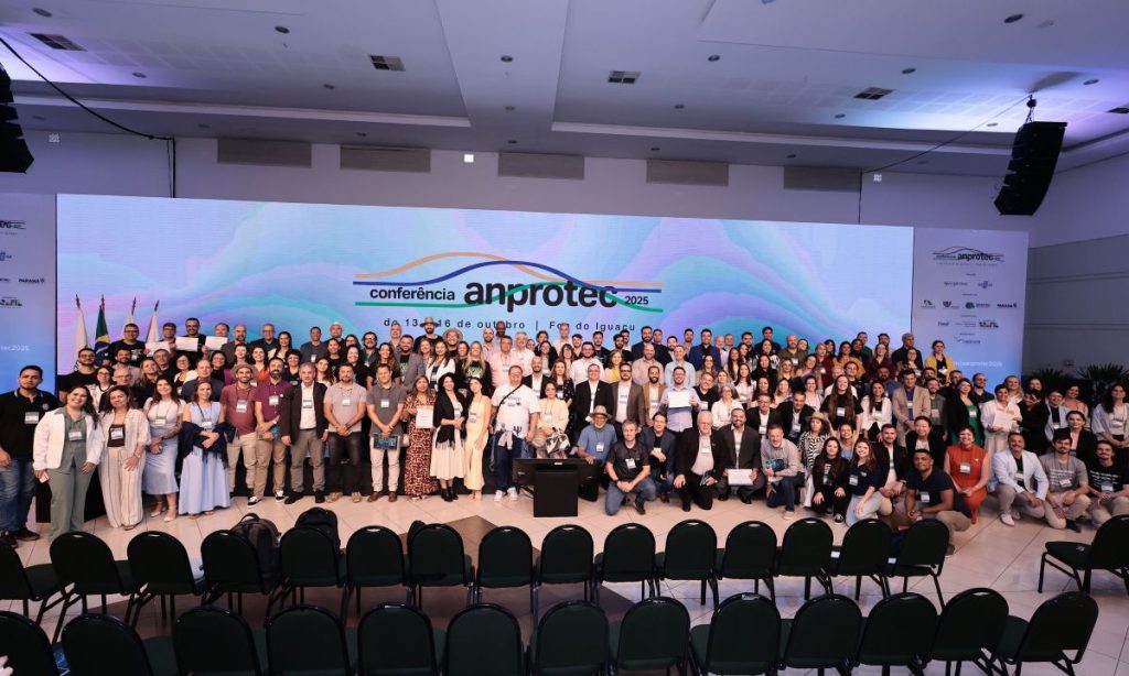 Participantes da Conferência Anprotec posam para foto no evento de encerramento