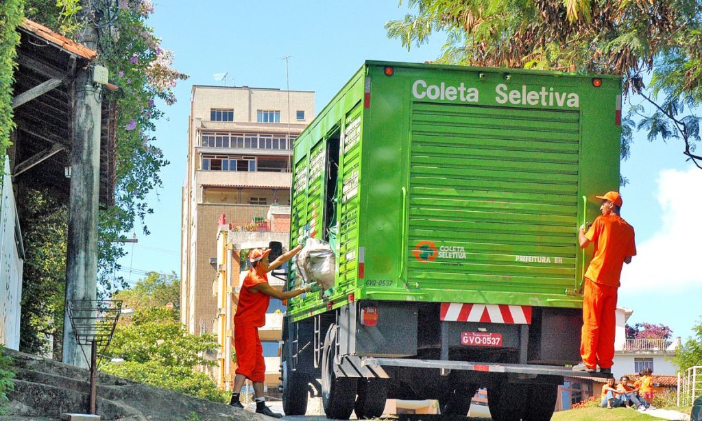Caminhão realizando a coleta seletiva