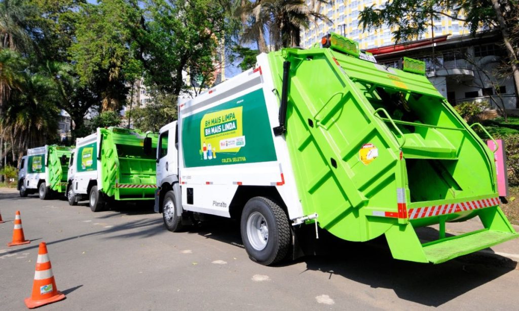 Novos caminhões para a realização da coleta seletiva