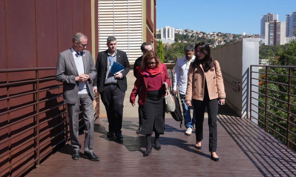 Mila Correa durante visita ao Parque, acompanhada de Sandra Goulart, reitora da UFMG