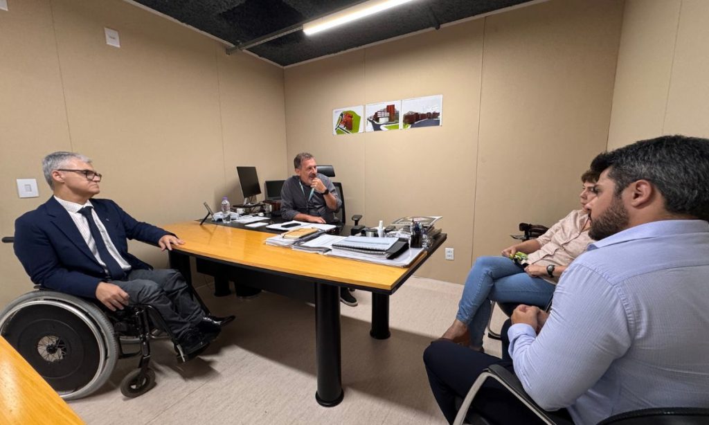 Reitor da Universidade Federal de Uberlândia, Carlos Henrique de Carvalho em reunião com Marco Crocco e representantes do CTVacinas