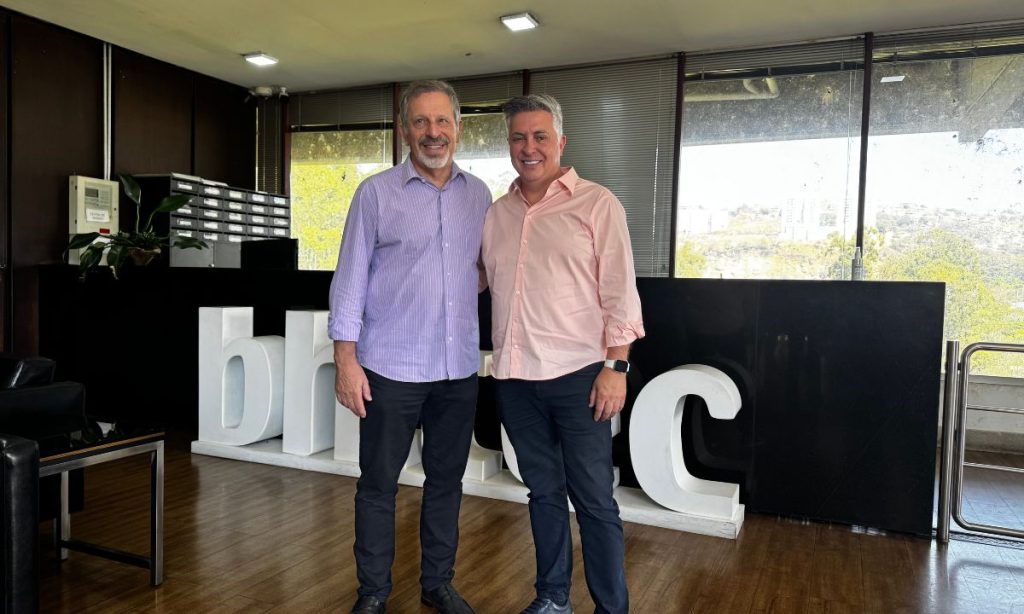 Álvaro Damião, prefeito de BH, visita BH-TEC pela primeira vez e é acompanhado por Marco Crocco durante o tour.