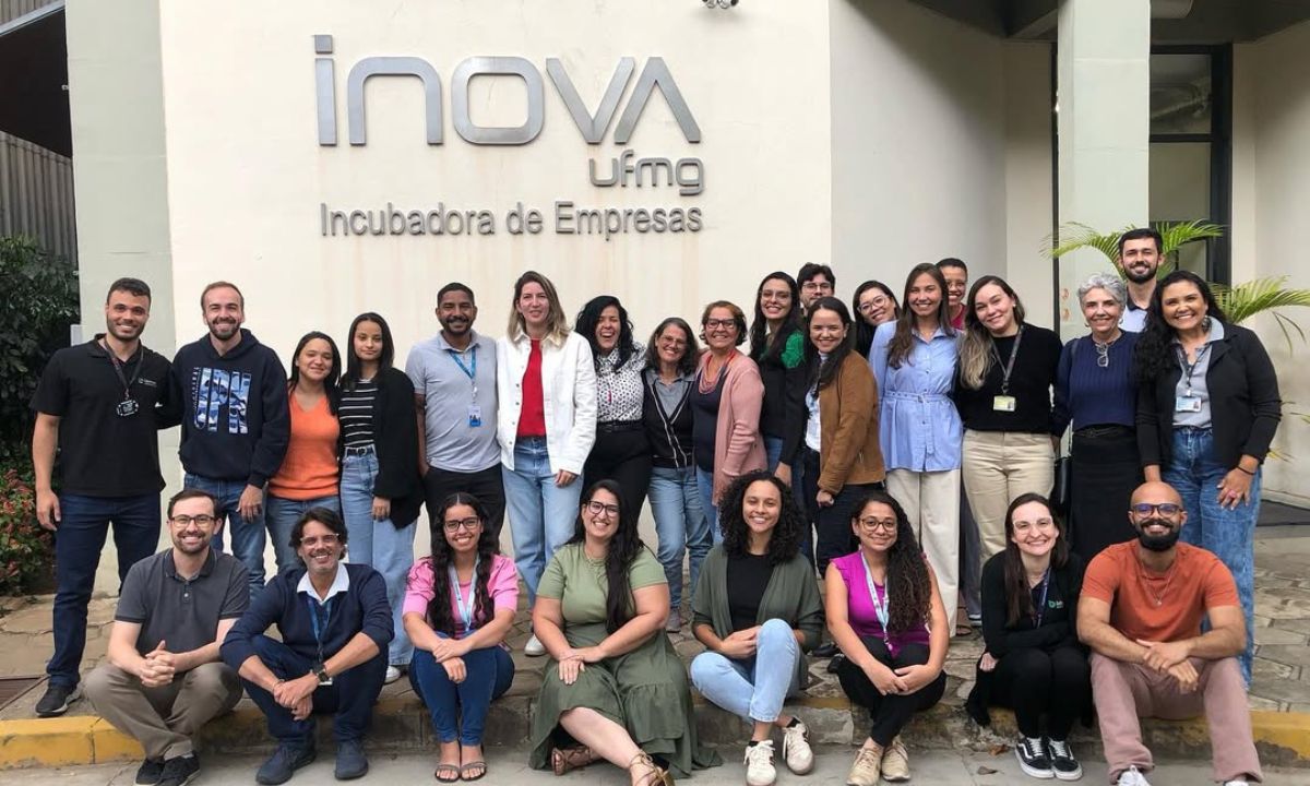 Participantes do ciclo 2 do InovaLab posam para foto na frente do INOVA UFMG, a incubadora da UFMG