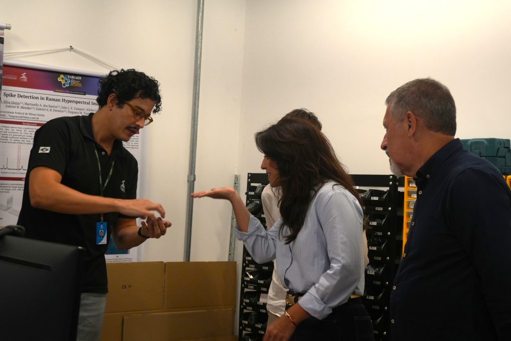 Marcela Trópia manuseia antena da FabNS mostrada por Taiguara Tupinambás