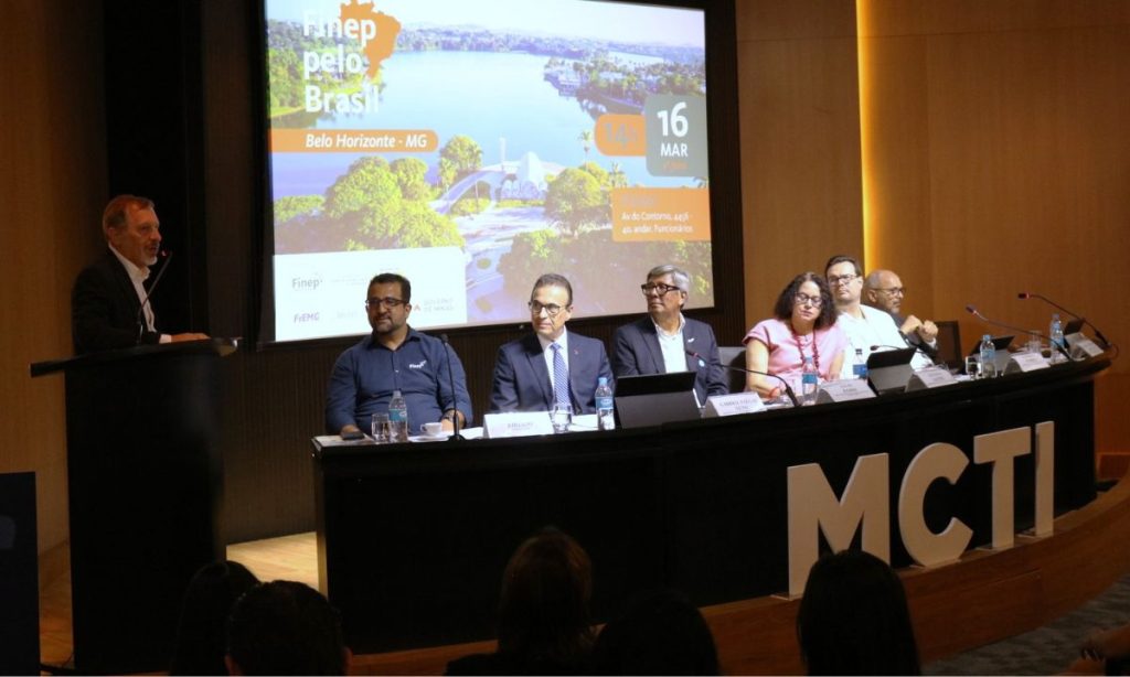 Marco Crocco faz apresentação durante o Finep Day